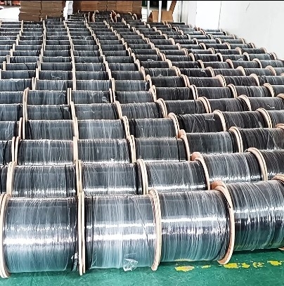 Использование в воздушном FTTH самоподдерживающийся волоконно-оптический кабель для внутреннего и наружного использования